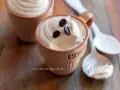 Cremoso caffè del nonno in tazzine, guarnito con chicchi di caffè. Un dolce che sa di casa e tradizione.