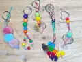Bunte Schlüsselanhänger mit Herzen und Perlen, perfekt zum Muttertagsgeschenk selber basteln.
