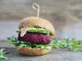 Sekret zwartego burgera: Grilluj bez rozpadania! Poradnik.