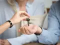 Una mano entrega una llave a otra, simbolizando el inicio de un nuevo hogar. Considera qué tener en cuenta al alquilar un piso.