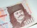 Na banknocie 500 forintów widnieje portret II. Rakoczego Ferenca. Forint to waluta na Węgrzech.