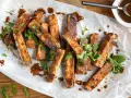 Marinierter Tofu, knusprig gebraten und mit einer dunklen Sauce beträufelt, garniert mit frischem Koriander. Perfekt zum Dippen!