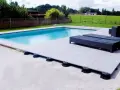 Terrasse de piscine avec dalles sur plots réglables. Le prix au m2 pour ce type de pose est compétitif pour un rendu moderne et pratique.