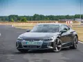 Szary Audi e-tron GT na torze wyścigowym, gotowy do jazdy.