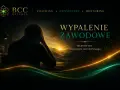 Mężczyzna zmagający się z wypaleniem zawodowym, siedzący przy biurku. Nadzieja i równowaga są możliwe.