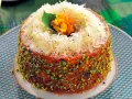Chiffon cake ricetta: torta soffice decorata con pistacchi, pompelmo e un fiore.