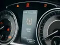 Na desce rozdzielczej świeci się kontrolka niskiego ciśnienia w oponach (TPMS). Obok widać wskaźnik hamulca i ostrzeżenie o temperaturze.