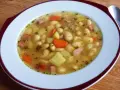 Aksamitna zupa fasolowa przepis babci, pełna białej fasoli, ziemniaków, marchewki i kawałków wędzonki. Aromatyczna i sycąca.