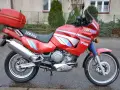 Czerwony motocykl Yamaha XTZ 750 Super Tenere, gotowy na przygodę. Dane techniczne tego modelu są imponujące.