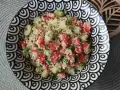 Sałatka z kaszy kuskus z pomidorami i ogórkiem. Prosty przepis, jak gotować kaszę kuskus, by była puszysta i idealna do dań.