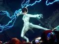 Una guerrera con traje blanco desata rayos azules en una pose de combate, lista para la acción en Stellar Blade 2.