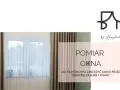 Okno z zasłonami i firankami, tekst "Pomiar okna".