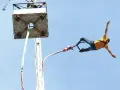Mężczyzna w żółtej koszulce skacze na bungee. Zastanawiasz się, ile kosztuje skok na bungee?