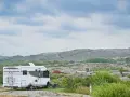 Husbil parkerad på en campingplats i Norra Sverige under en sommar. En perfekt plats för en roadtrip norra Sverige sommar.