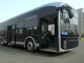 Nowoczesny, czarny yutong autobus przegubowy z otwartymi drzwiami, gotowy do przyjęcia pasażerów.