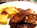 Stracotto al Chianti succulento su un letto di polenta dorata. Un piatto che profuma di tradizione e sapori intensi.