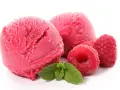 Trzy porcje malinowego sorbetu owocowego z malinami i miętą. Idealny wybór na upalne dni, czy wolisz sorbet owocowy czy lody mleczne?