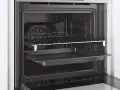 Interior de un horno moderno con rejilla y bandeja de hornear.