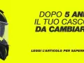 Casco da moto in carbonio con grafica gialla, con testo che chiede se il casco è da cambiare dopo 5 anni, rispettando l'e11 omologazione.