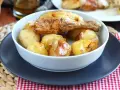 Un invitante pollo al forno con patate dorate, un classico piatto che profuma di casa.