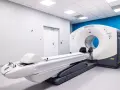 Nowoczesny aparat PET-CT w gabinecie medycznym.