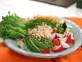 En fräsch tonfisk bowl med ris, avokado, rädisor, gurka, morötter och sallad. Ett perfekt tonfisk recept för en snabb och god lunch.