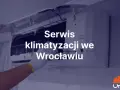 Serwis klimatyzacji we Wrocławiu, ręka w białej rękawiczce przykręca śrubokrętem klimatyzator.