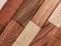 Drewniana mozaika z różnych gatunków drewna, w tym ciemnego wenge, tworzy bogatą fakturę i ciepłą paletę barw.