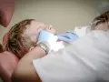 Ortodonta bada zęby dziecka w gabinecie stomatologicznym.