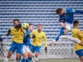 Jugadores de Ucrania FC compiten por el balón en un partido de fútbol.
