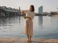 Mujer con vasijas vertiendo agua, evoca la templanza y la torre del tarot.