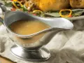 Jak zrobić sos z pieczeni? Krok po kroku do idealnego smaku