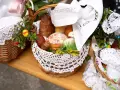 Koszyki ze święconką: jajka, kiełbasa, babka z posypką i bukszpan. Gotowe do poświęcenia.