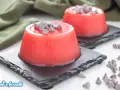 Delizioso gelo di melone, un dolce fresco e colorato, guarnito con gocce di cioccolato.