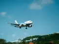 Samolot pasażerski z niebieskimi pasami na tle błękitnego nieba. Może to być przypomnienie o możliwości zwrotu biletu Ryanair zwrot biletu 24h.