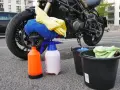 Jak bezpiecznie umyć motocykl na myjni? Uniknij kosztownych błędów!