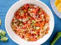 Pico de gallo ricetta: pomodori, cipolla, peperoncino e coriandolo freschi, pronti per essere gustati con nachos.