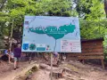 Mapa szlaku w rezerwacie przyrody "Prządki" im. prof. Henryka Świdzińskiego. Turyści z psem zwiedzają malowniczą okolicę.