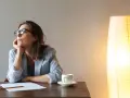 Kobieta w okularach, z podpartą dłonią brodą, pogrążona w myślach. Jej neurotyzm zdaje się być odzwierciedlony w zamyślonym spojrzeniu.