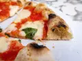 Puszyste ciasto na pizzę neapolitańską z rozpływającym się serem i pomidorowym sosem. Idealne na letni wieczór.