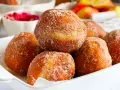 Puszyste pączki posypane cukrem z cynamonem, idealne na tłusty czwartek. Ten przepis na puszyste pączki to gwarancja sukcesu.