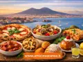 Un banchetto di piatti tipici napoletani: pizza, spaghetti alle vongole, ragù, fritture e dolci, con il Vesuvio sullo sfondo.