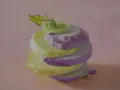 Gestapelte Scheiben von grünem und violettem Kohlrabi, bereit zum Kohlrabi kochen.