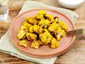 Goldbrauner Blumenkohl aus dem Airfryer, perfekt gewürzt und auf einem Teller angerichtet. Ein gesunder Genuss!