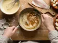 Une noisette de beurre fond dans une casserole, prête à sublimer le poisson et les légumes d'une préparation culinaire.