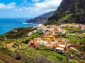 Kolorowa wioska na zboczu góry, tarasowe pola i ocean. To jedne z wielu **la gomera atrakcje**, które zachwycają.