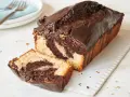 Saftiger Marmorkuchen, frisch aus dem Airfryer, mit Schokoladenglasur und einer angeschnittenen Scheibe.