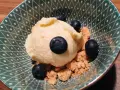Cremiges Eis mit Blaubeeren und Streuseln in einer grünen Schale. Sojalecithin Verwendung macht das Eis besonders zart.
