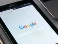 Ekran telefonu Samsung z otwartą wyszukiwarką Google. Czas na aktualizację telefonu i nowe funkcje!