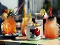 Erfrischende Cocktails, die an Hemingway und seinen Alkohol erinnern, mit Früchten und Eis.